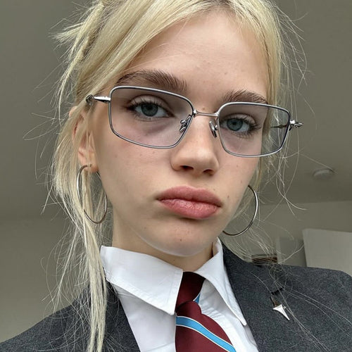 Dame moteriktig kvadratisk solbrille i unikt design Skanto