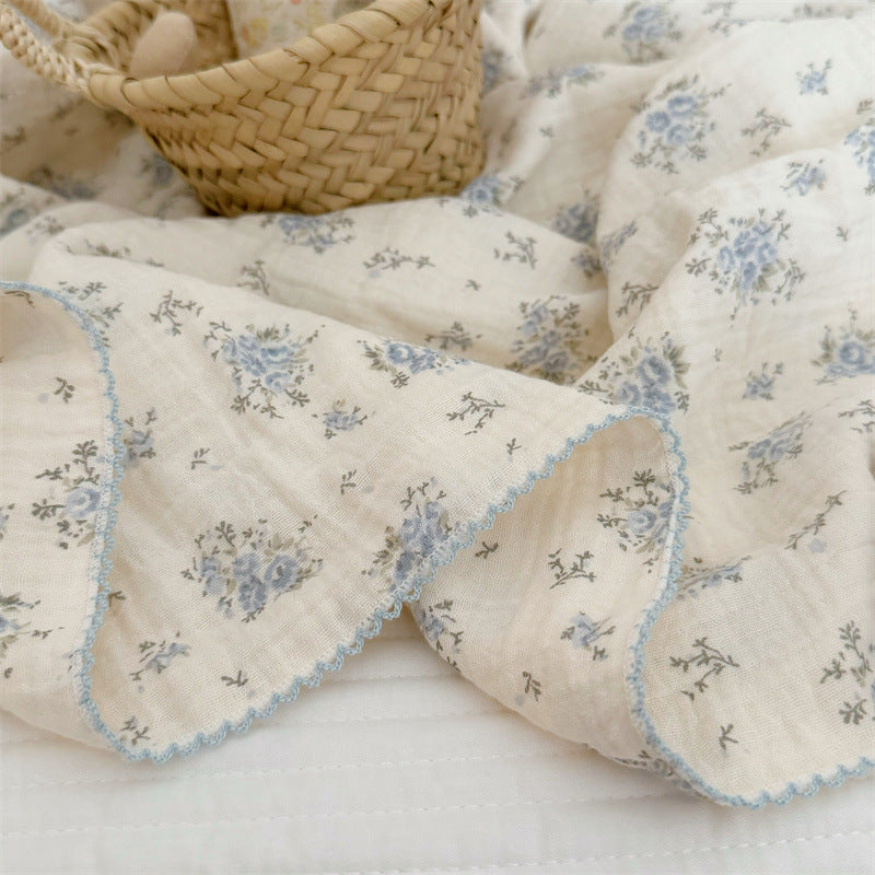 Unisex Musselinteppe med delikat blomsterdesign og elegante volanger Skanto