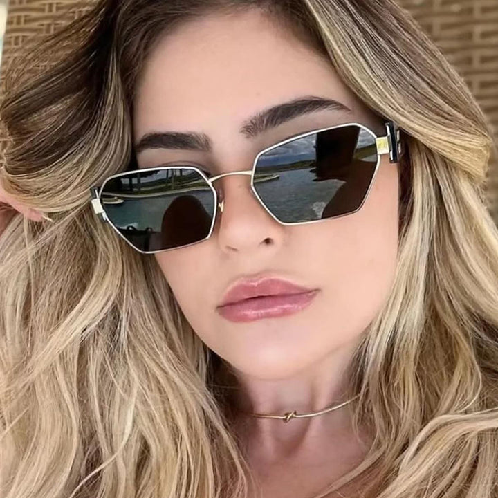 Dame heksagonal solbrille med elegant metallramme og beskyttende glass Skanto