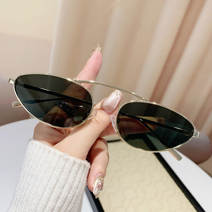 Dame modische solbrille i elegant ovaldesign Skanto