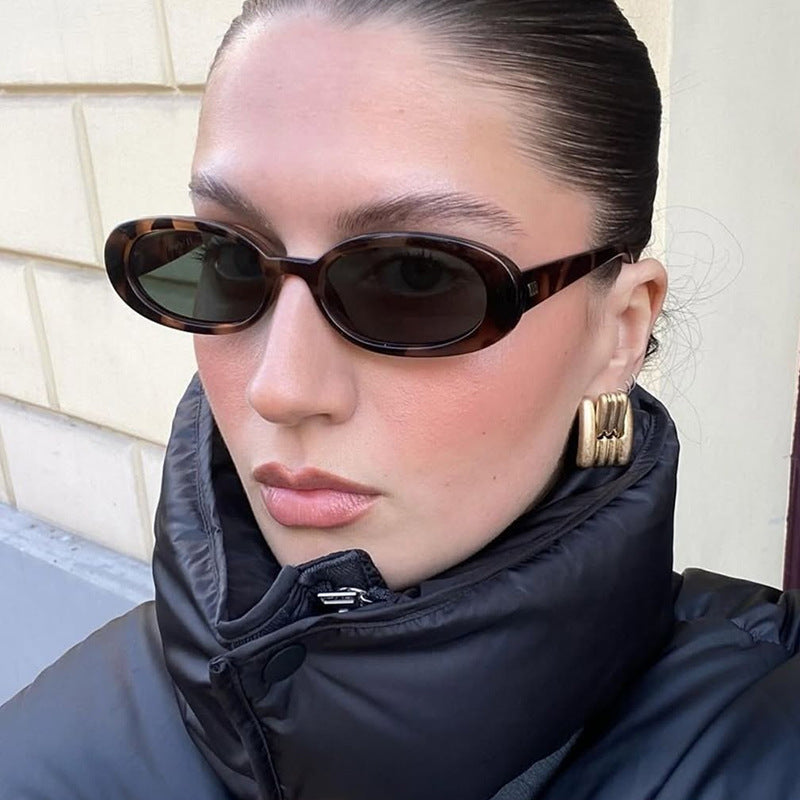 Dame modische solbriller i elegant skilpaddedesign Skanto