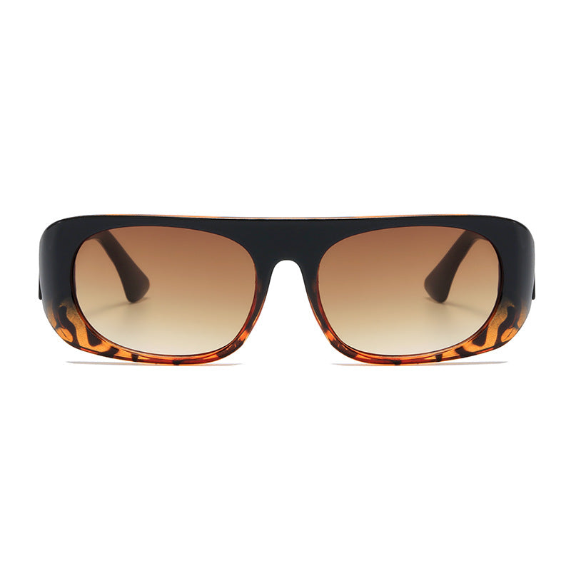 Dame moteriktig solbrille i elegant skjolddesign Skanto