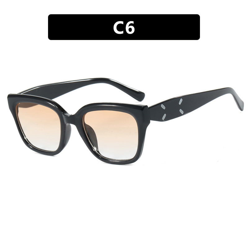 Dame moteriktig kvadratisk solbrille med UV-beskyttelse og elegant plastramme Skanto