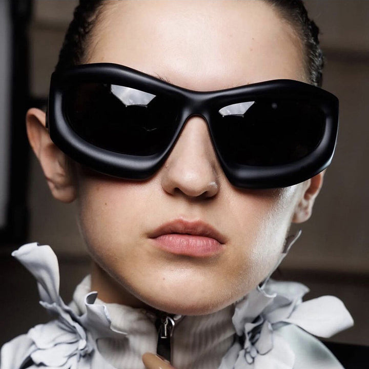 Dame sporty solbriller med futuristisk design Skanto