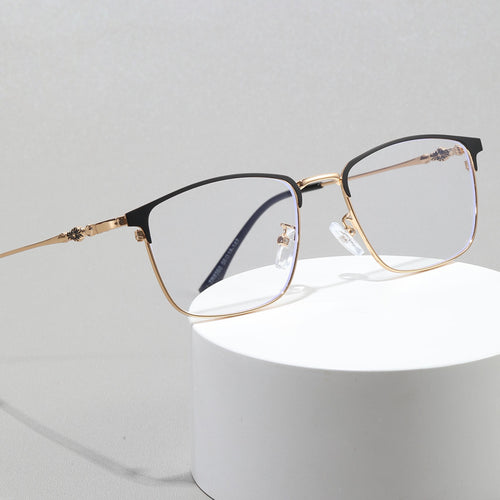 Dame moteriktig kvadratisk brille med elegant metallramme Skanto