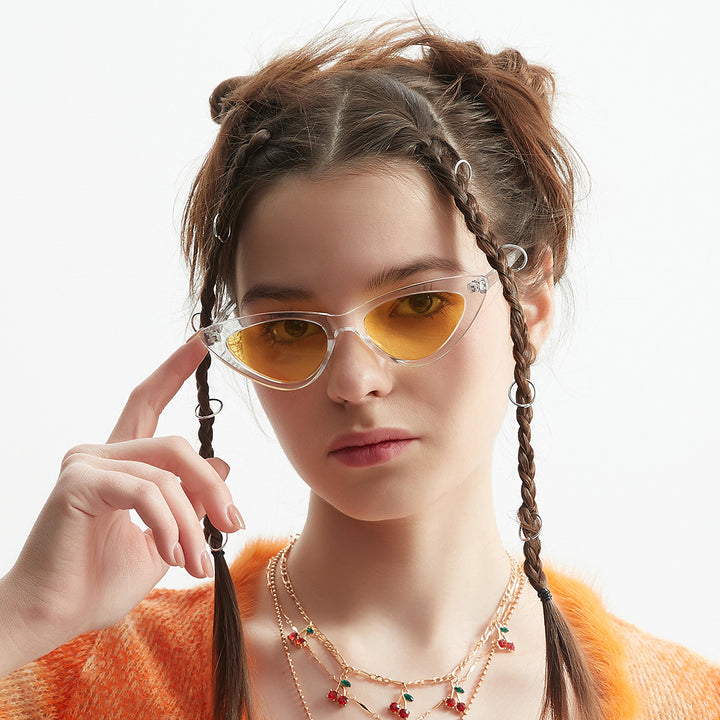 Dame Cat-Eye solbriller med transparent rammestruktur og gule glass Skanto