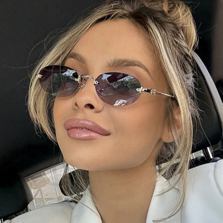 Dame moterimessig solbrille med oval ramme og elegante aksenter Skanto