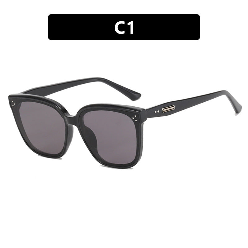 Dame moderne oversized solbrille med elegant, bred ramme Skanto