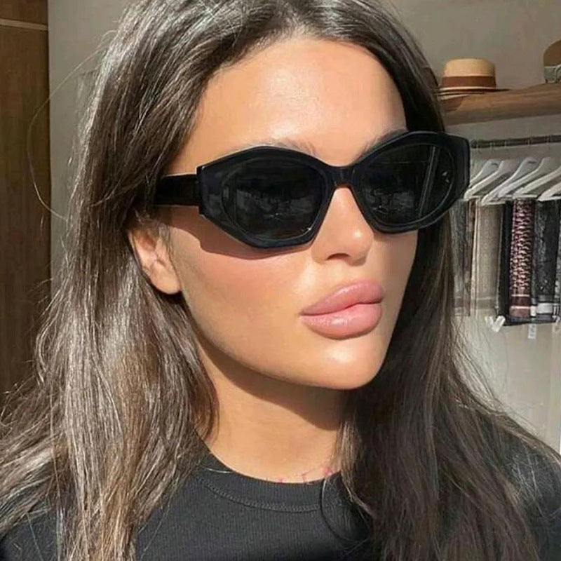 Dame geometrisk solbrille med trendy, gjennomsiktig ramme Skanto