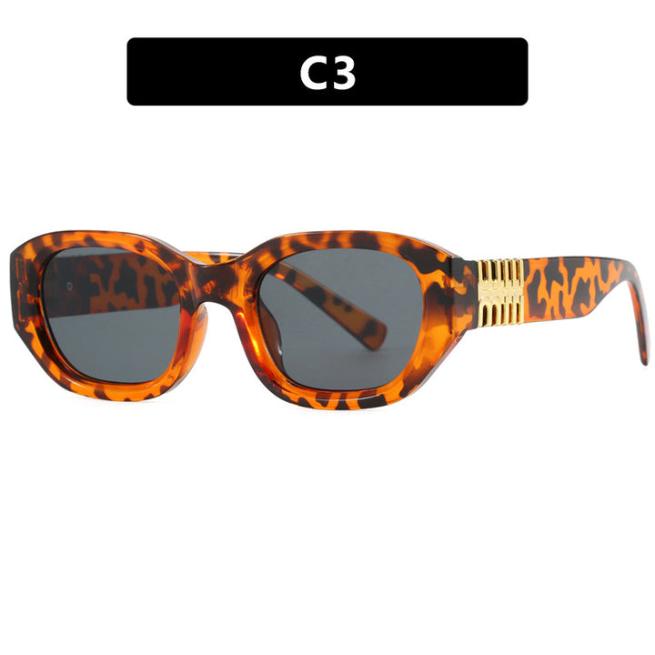 Dame moteriktig solbrille med unikt, geometrisk design og elegante aksenter Skanto