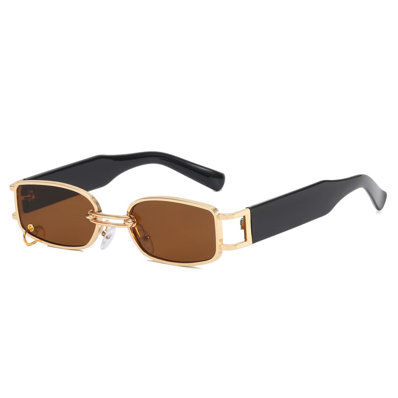 Dame moteriktig solbrille med innovativ rektangulær design og elegante metallakenter Skanto