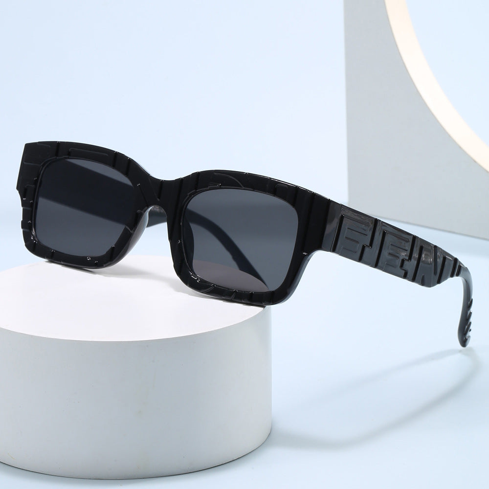 Damer moteriktig firkantet solbrille med strukturert ramme og UV-beskyttelse Skanto