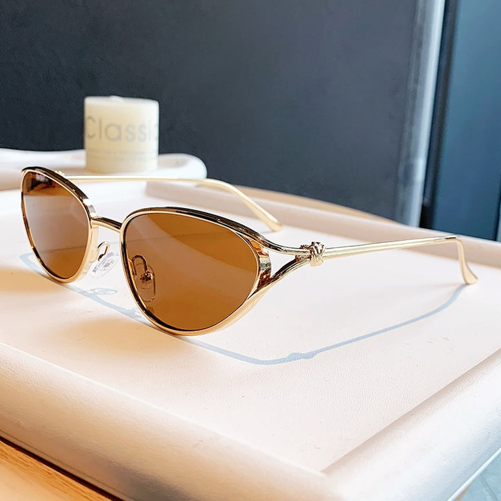 Dame Cat-Eye solbriller med elegant gullramme og polarisert glass Skanto