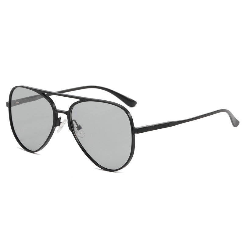 Dame pilot solbrille med UV-beskyttelse og elegant ramme Skanto