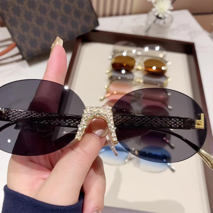 Dame solbrille med glitrende ramme og ovale glass Skanto