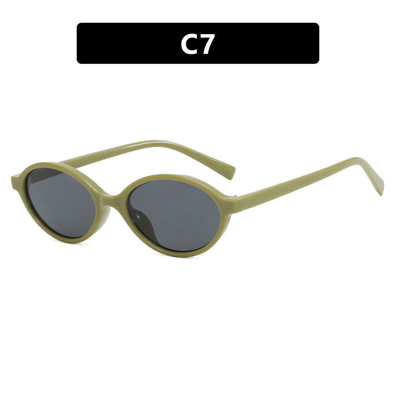Dame moteriktig solbrille med unikt ovalt design Skanto