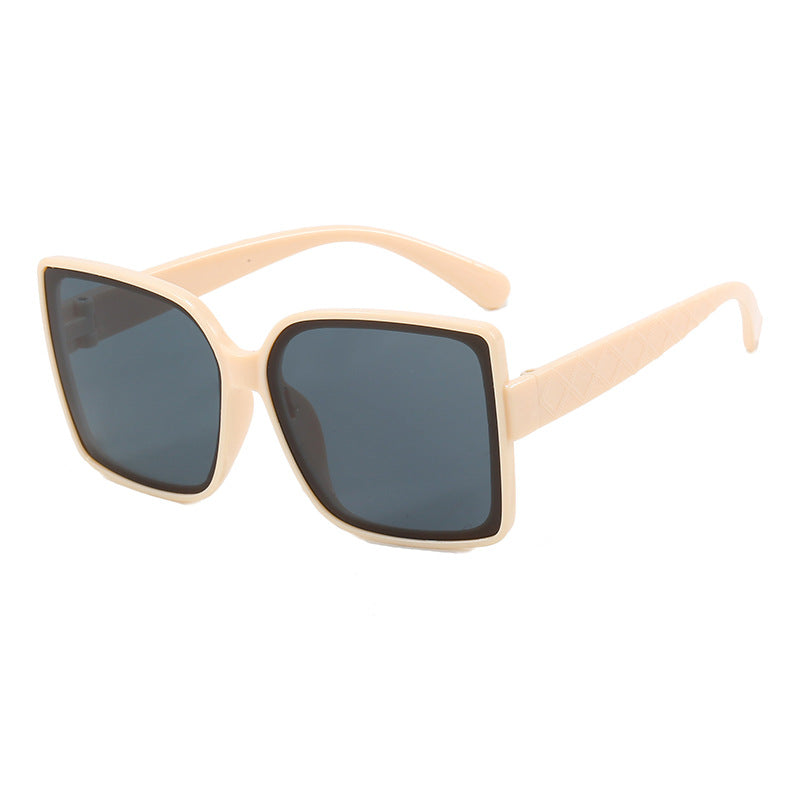 Dame moteriktig kvadratisk solbrille med elegant ramme Skanto