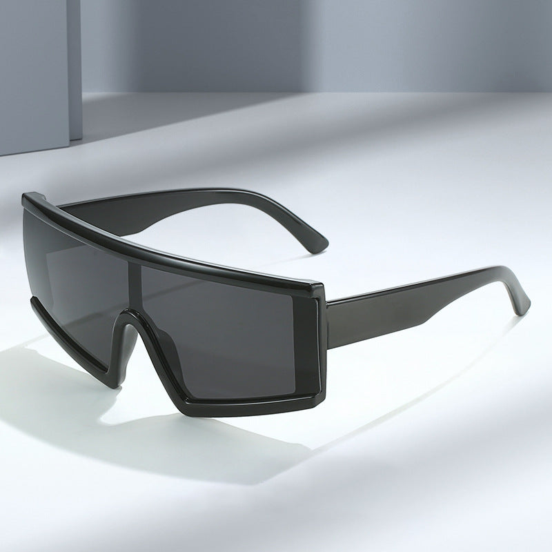 Kvinner Sporty solbriller med bred, ripebestandig linse og UV-beskyttelse Skanto
