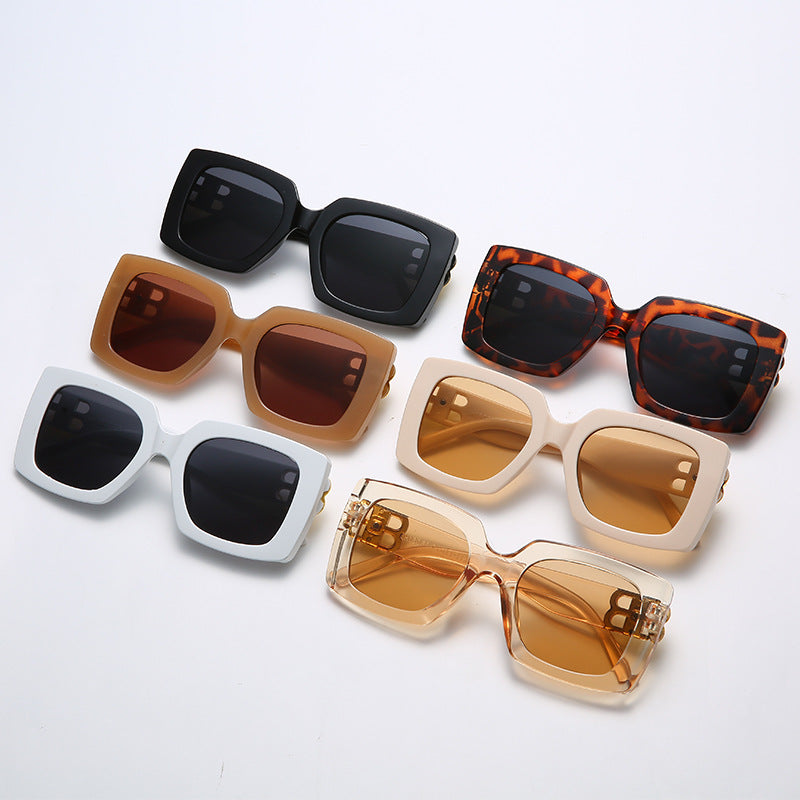 Dame oversized solbrille med elegant design og luksuriøse detaljer Skanto