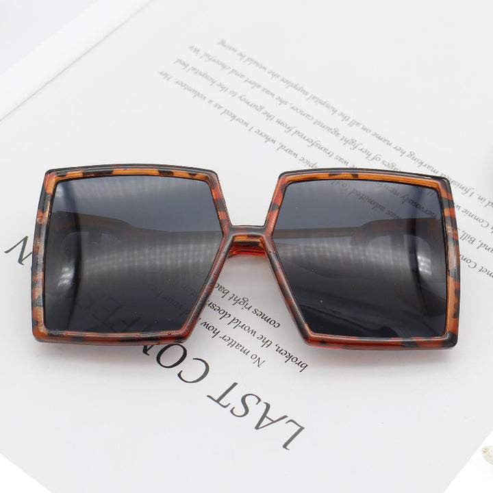 Dame kvadratisk solbrille med luksuriøs ramme Skanto
