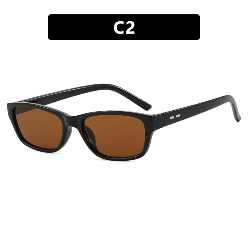 Dame solbrille i moderne, kantete design Skanto