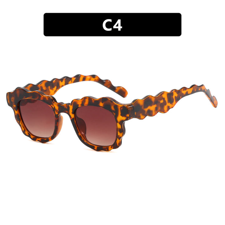 Dame moteriktig solbrille med bølgeramme Skanto