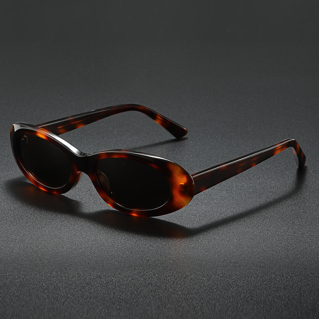 Dame moteriktig solbrille i elegant akvarellstil Skanto