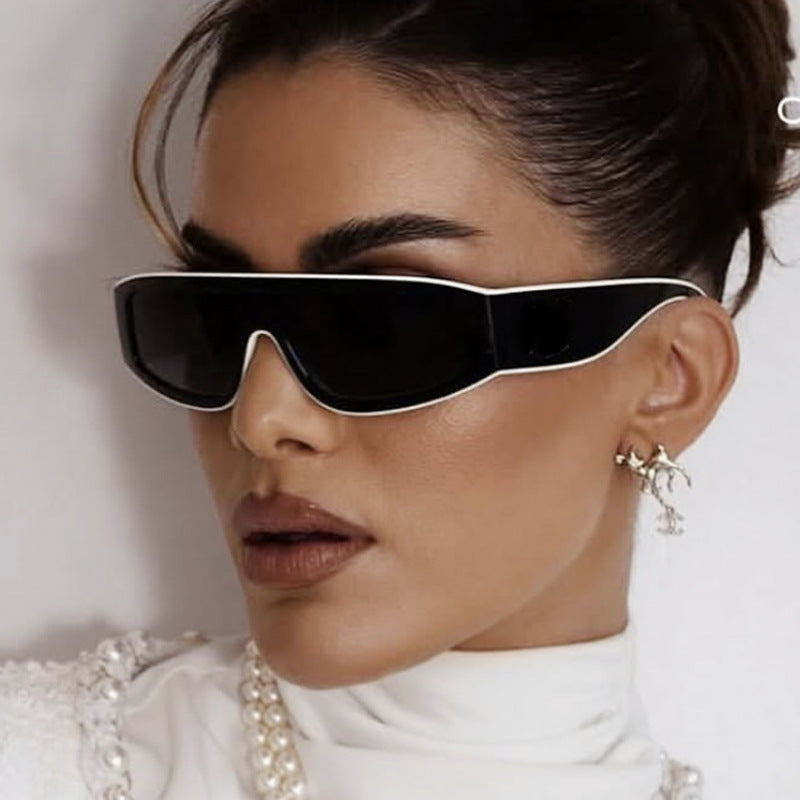 Damen moteriktig sports solbrille med innovativt design og bred ramme Skanto