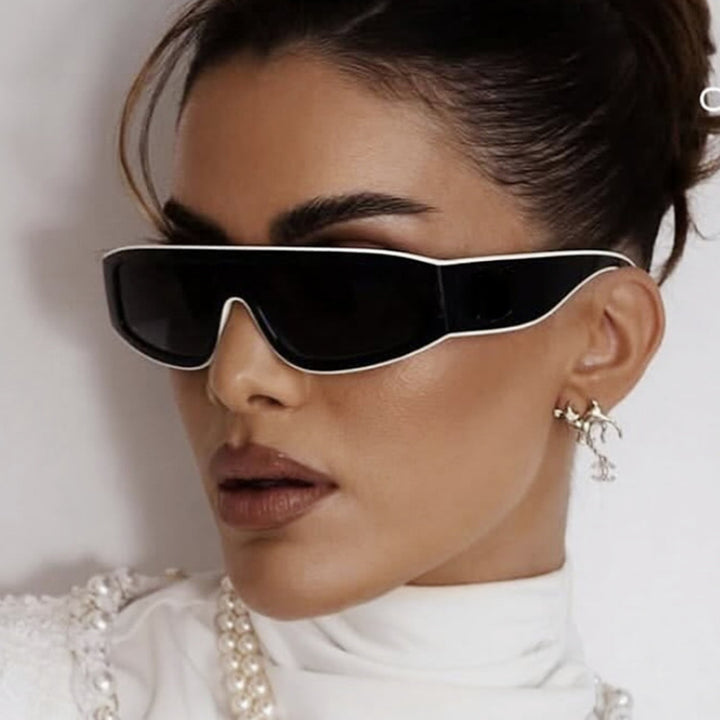 Damen moteriktig sports solbrille med innovativt design og bred ramme Skanto