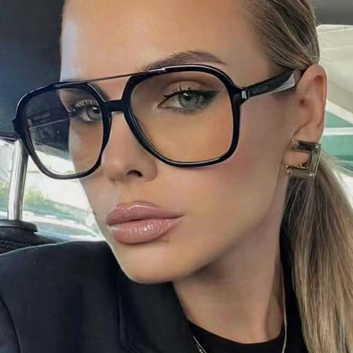 Dame kvadratisk solbrille med beskyttende UV-filter og elegant ramme Skanto