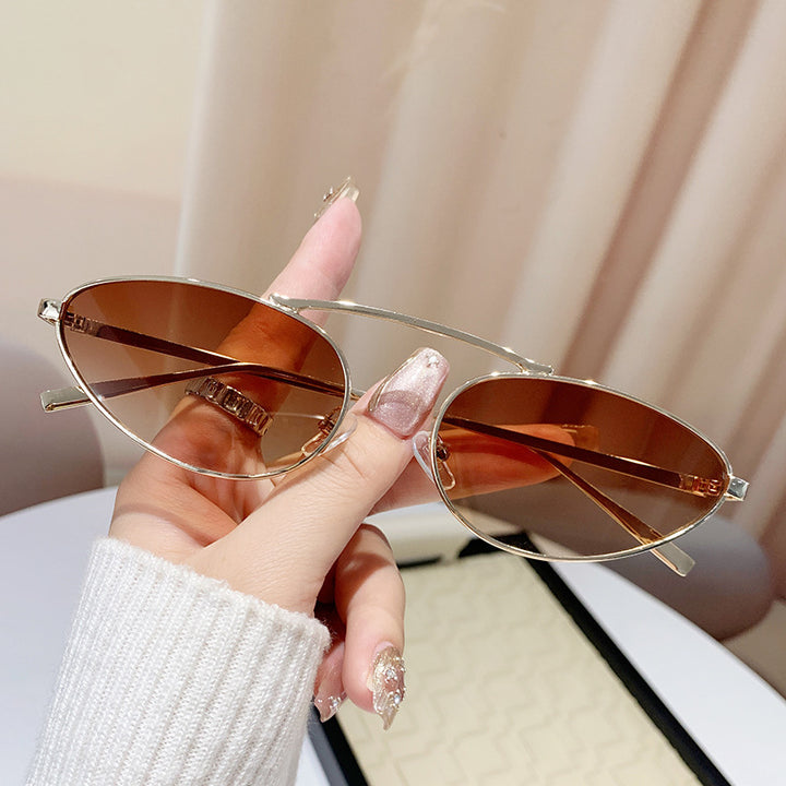 Dame modische solbrille i elegant ovaldesign Skanto