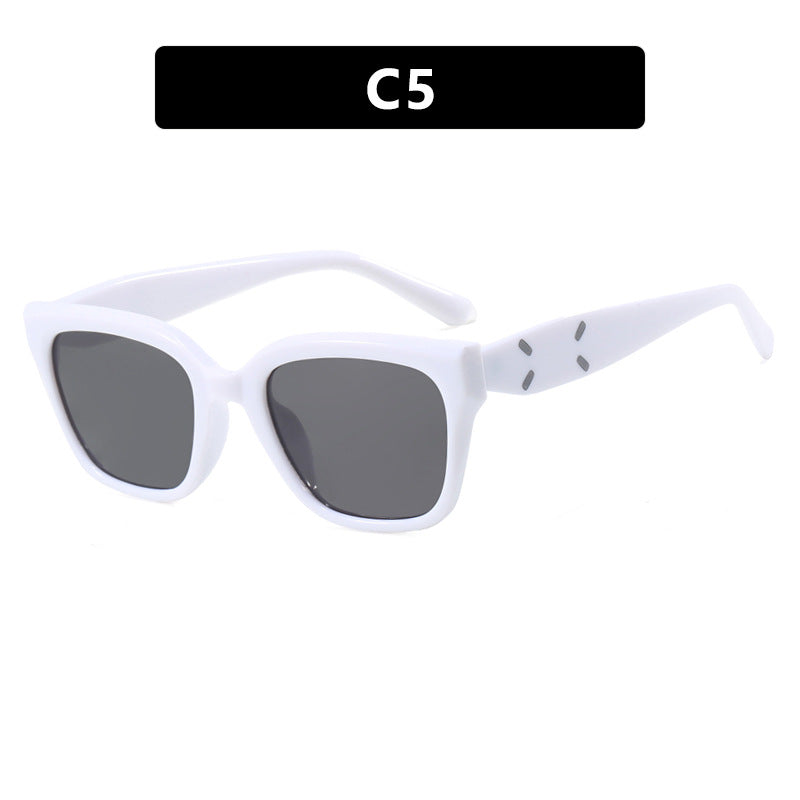 Dame moteriktig kvadratisk solbrille med UV-beskyttelse og elegant plastramme Skanto