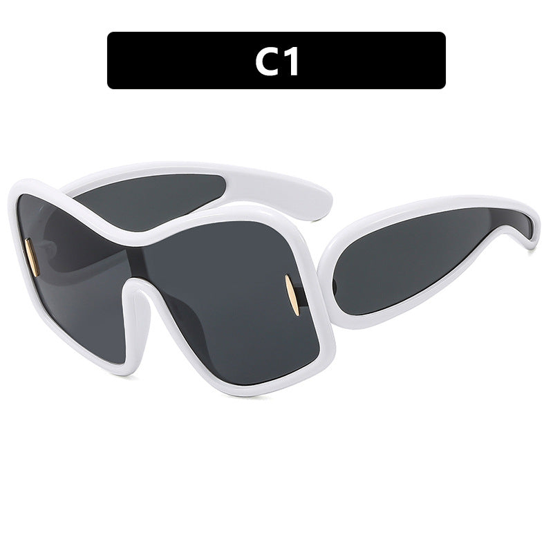 Dame futuristisk solbrille med ekstra bred design og beskyttende UV-filter Skanto