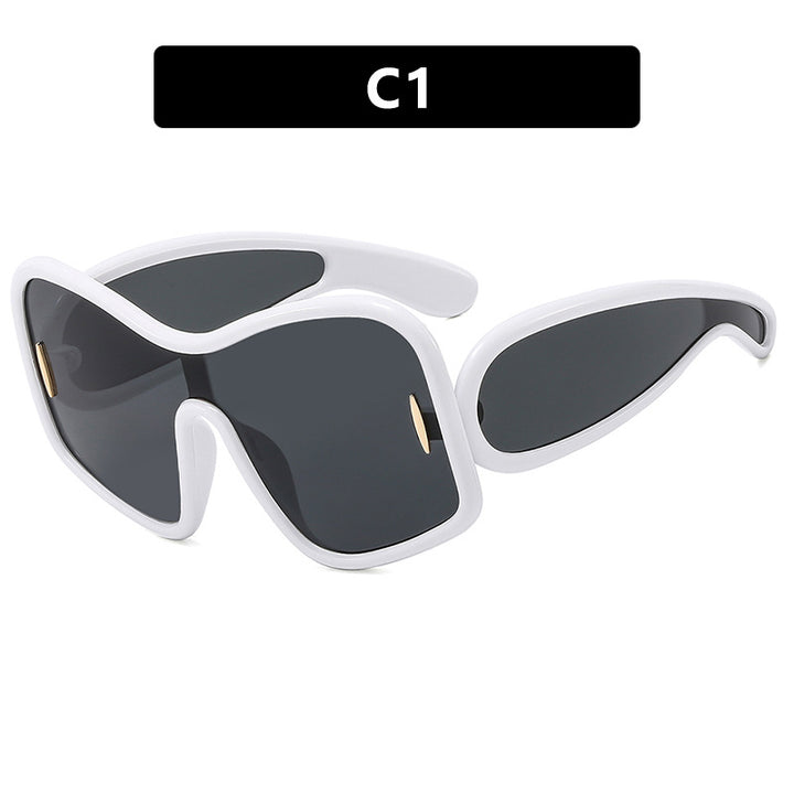 Dame futuristisk solbrille med ekstra bred design og beskyttende UV-filter Skanto