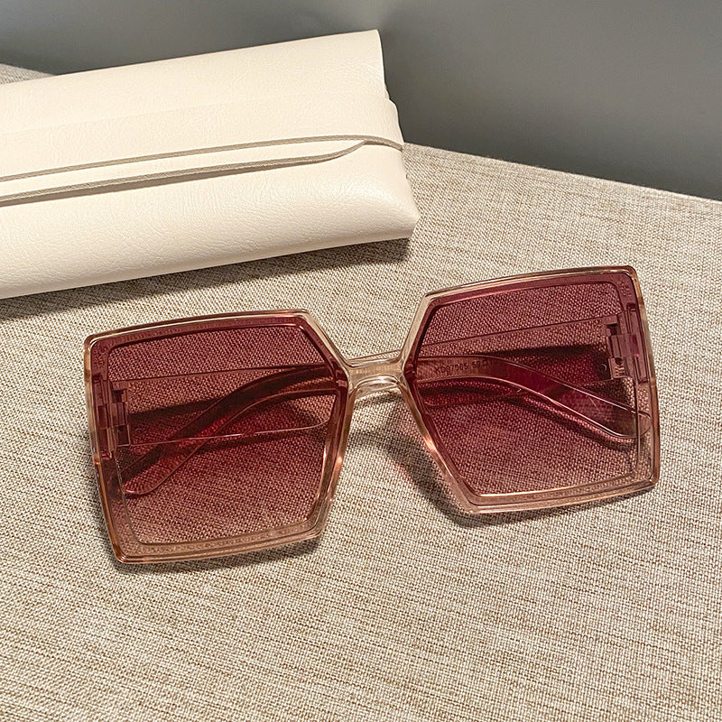 Dame kvadratisk solbrille med robust ramme og stillegant design Skanto