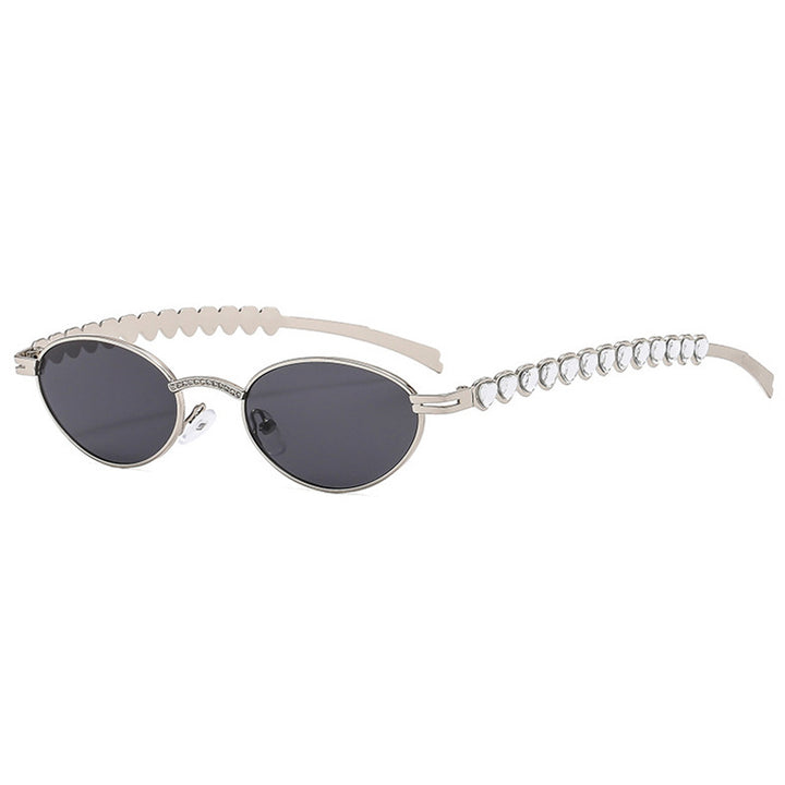 Dame moteriktig solbrille med dekorativ ramme og stilige detaljer Skanto