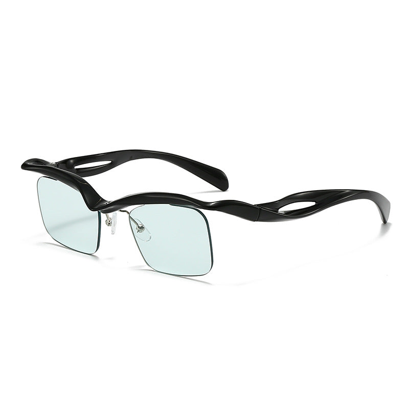 Dame moteriktig solbrille med innovativ ramme Skanto