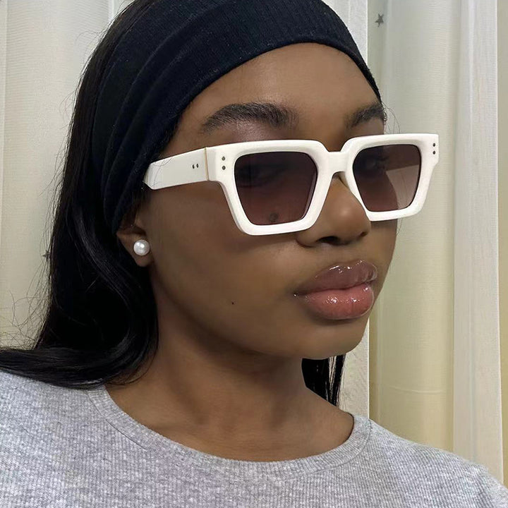 Dame moteriktig solbriller i elegant oversized design Skanto