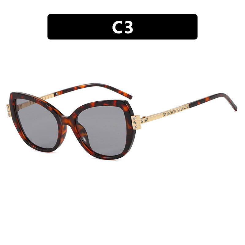 Dame oversized solbrille med beskyttende UV-filter og elegante aksenter Skanto