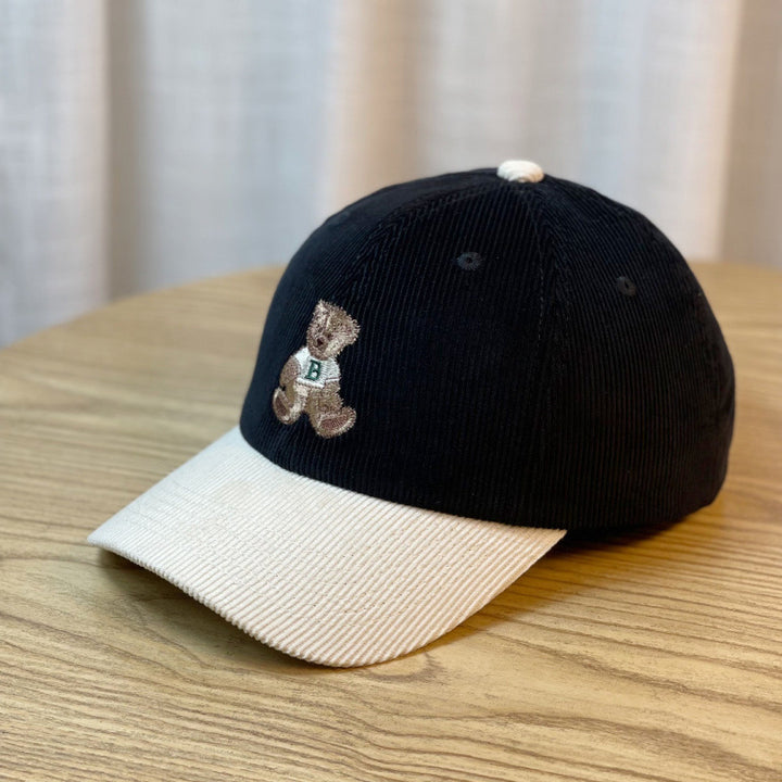 Kvinnens kordfløyels baseball cap med teddy-bjørn broderi Skanto