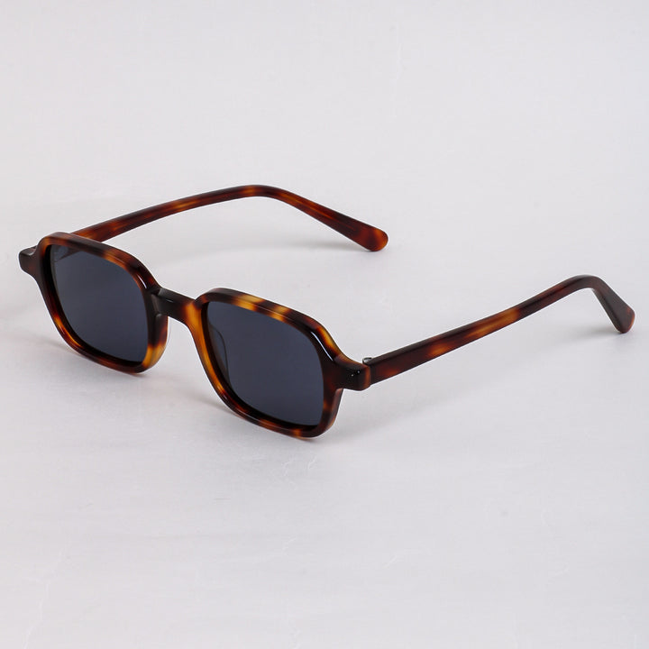 Dame moteriktig solbrille i unikt, moderne design Skanto