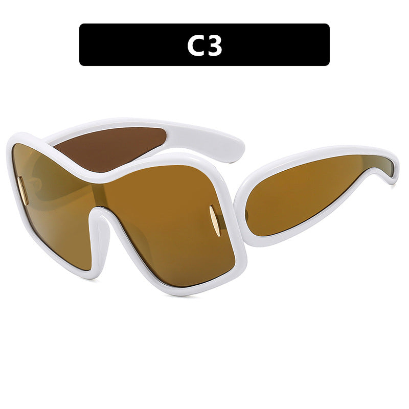 Dame futuristisk solbrille med ekstra bred design og beskyttende UV-filter Skanto