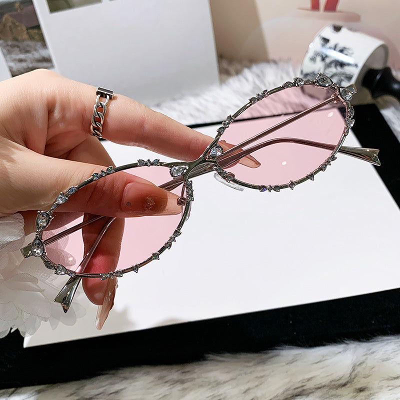 Dame eksklusiv solbrille med glitrende strass-dekor og elegant metallramme Skanto