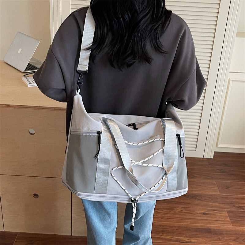 Sporty skulderveske med praktisk organizer Skanto