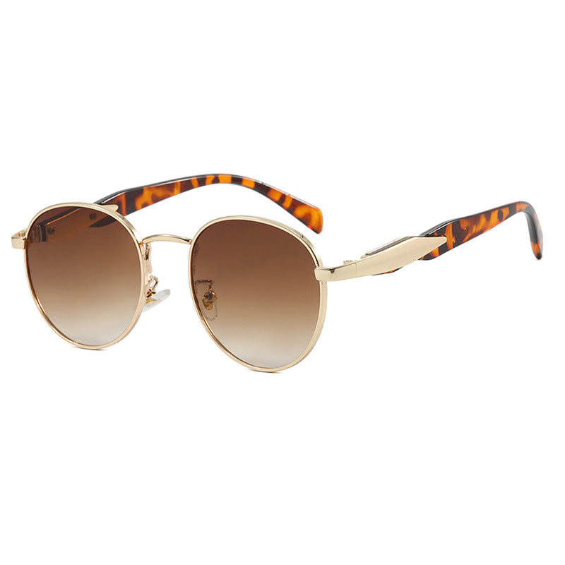 Dame rund solbrille med elegant, gyllen ramme og UV-beskyttelse Skanto