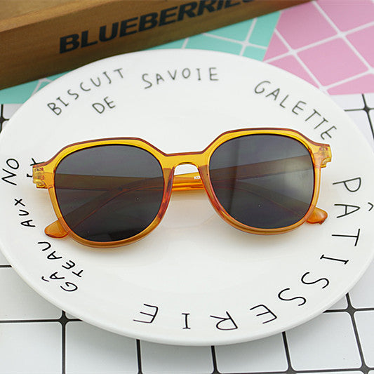Dame moterik solbrille i elegant, åttekantet design Skanto