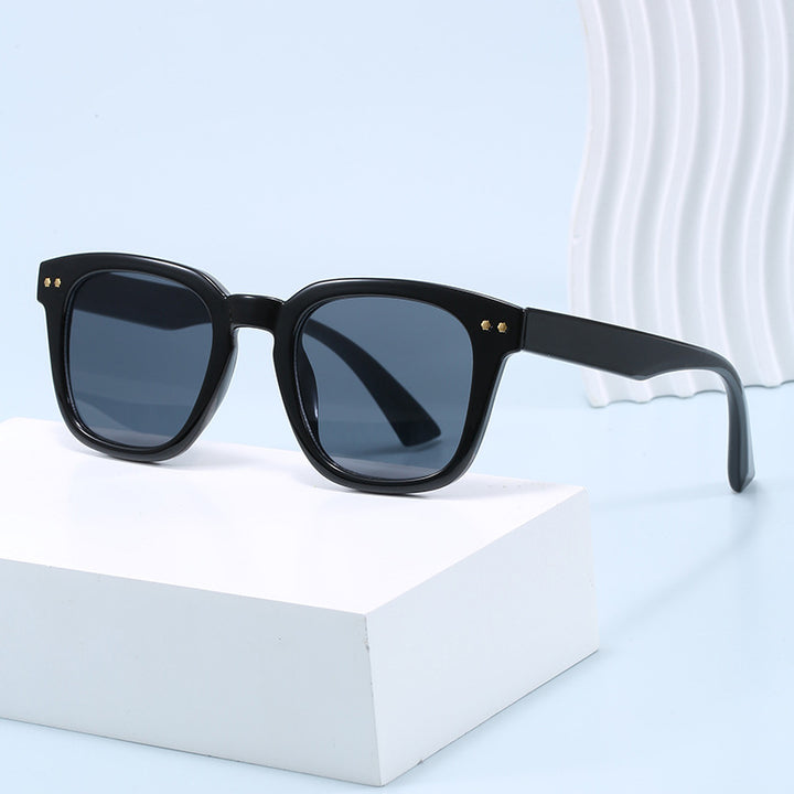 Dame Firkantet Solbrille med moderne gjennomsiktig ramme og UV-beskyttelse Skanto