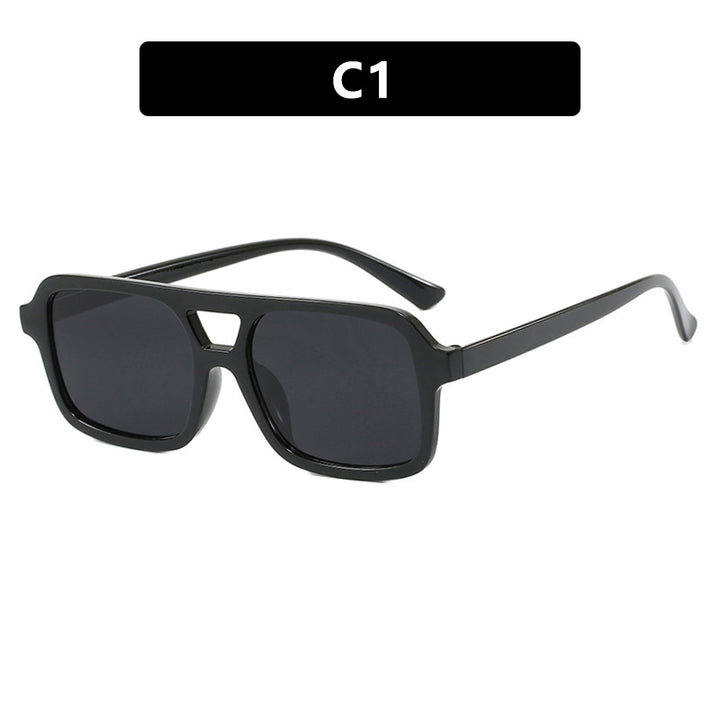 Dame moteriktig kvadratisk solbrille laget av transparent plast Skanto