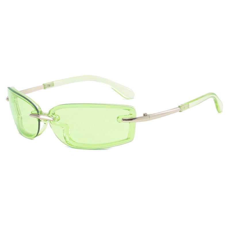 Dame moteriktig solbrille i futuristisk design og gjennomsiktig ramme Skanto