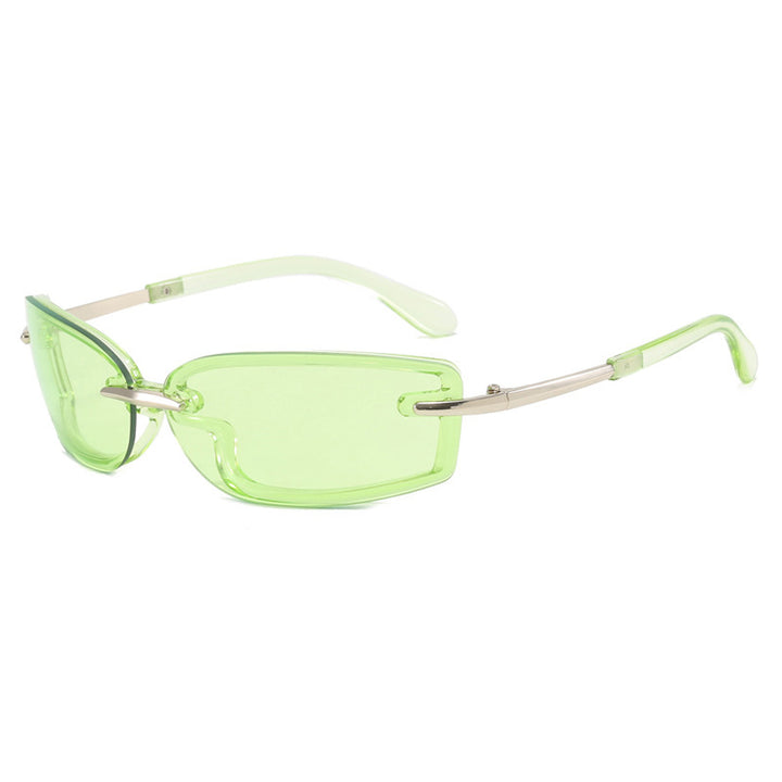 Dame moteriktig solbrille i futuristisk design og gjennomsiktig ramme Skanto